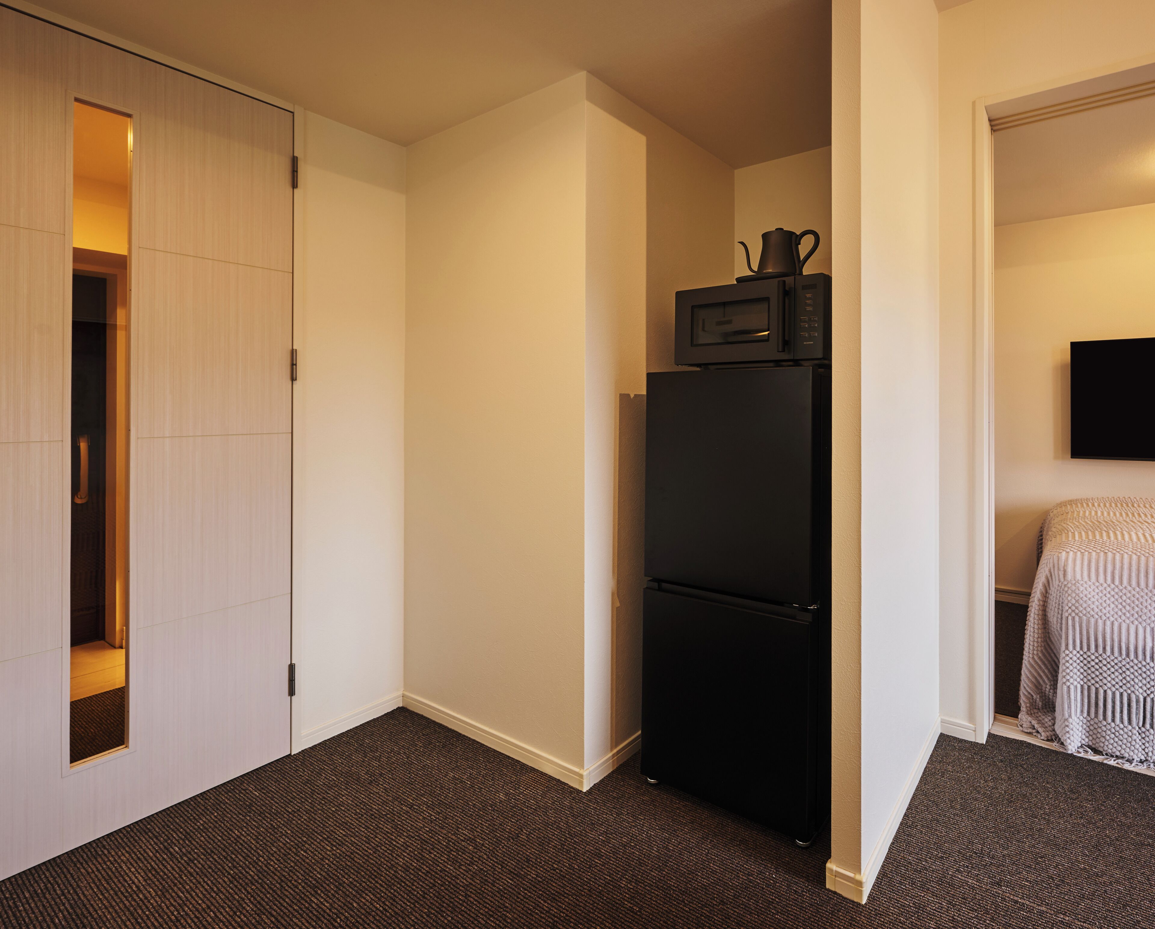 Twin Room | Private kitchen | Full-sized fridge, microwave, cookware/dishes/utensils