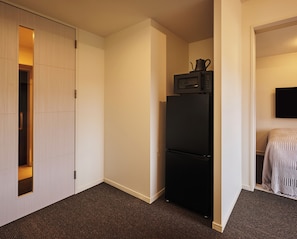 Twin Room | Private kitchen | Full-sized fridge, microwave, cookware/dishes/utensils - Residence Hotel Hakata Station2 (Fukuoka)