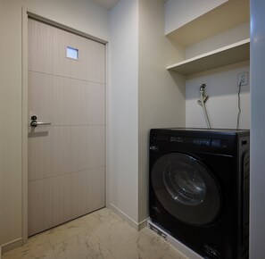 Habitación con 2 camas individuales | Baño | Bañera y ducha independientes y artículos de higiene personal gratuitos