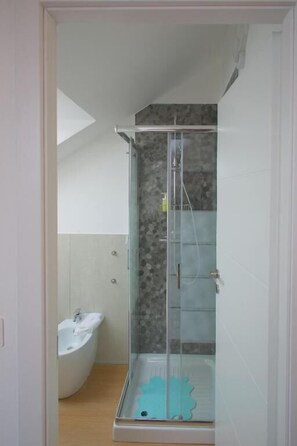 Kostenlose Toilettenartikel, Haartrockner, Bidet, Handtücher