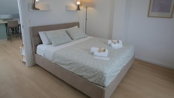 Apartamento, vistas a la ciudad | Escritorio y sistema de insonorización