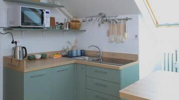 Apartment, City View | Private kitchen | Fridge, microwave, stovetop, dishwasher