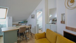A modern interior with a dining area, kitchen, and living space. - Piccolo Attico - Wi-Fi (Turin)