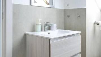Set di cortesia gratuito, asciugacapelli, bidet, asciugamani