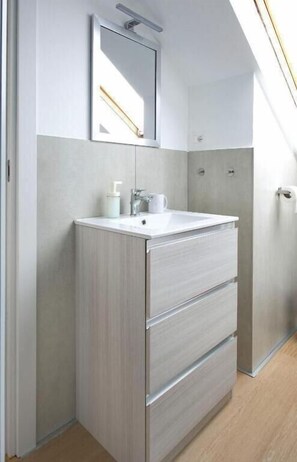 Articles de tocador gratuïts, assecador de cabells, bidet i tovalloles 
