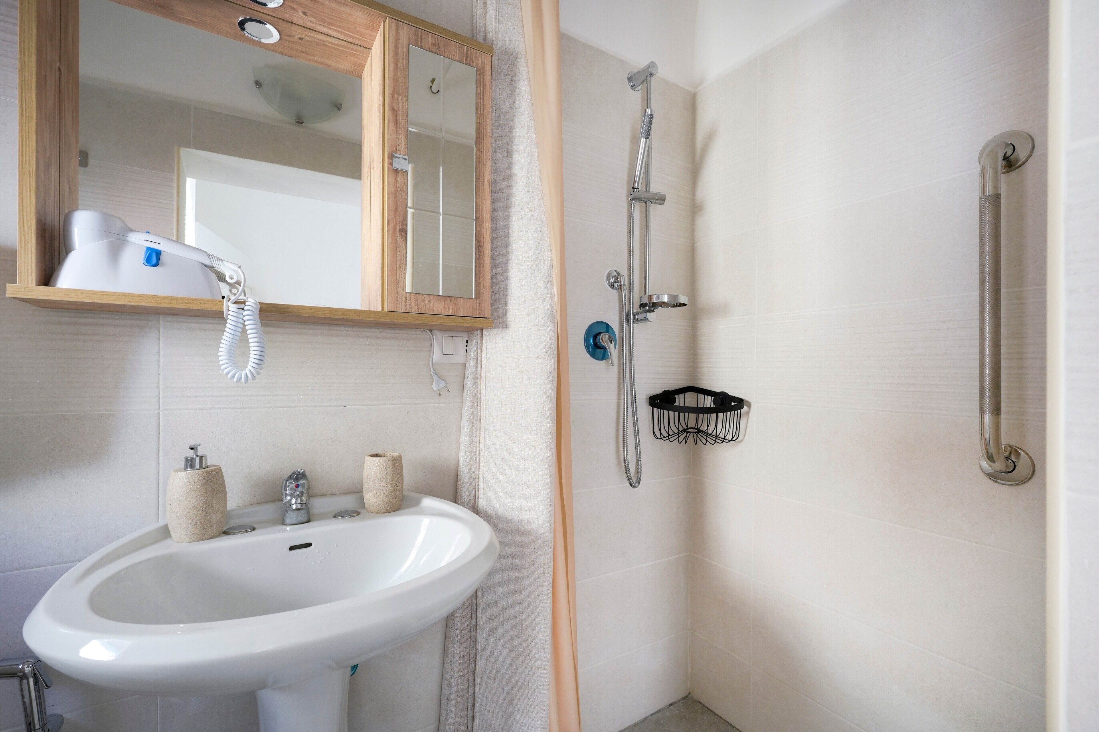 Shower, hair dryer, towels