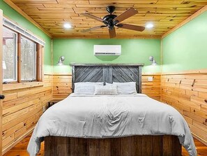 Room - Quaint 3-bedroom Boyne City Cabin/ 3-Minutes to Boyne Mountain (Boyne City)