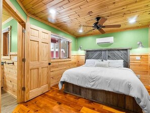 Room - Quaint 3-bedroom Boyne City Cabin/ 3-Minutes to Boyne Mountain (Boyne City)