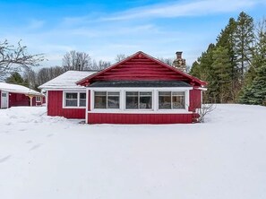 Exterior - Quaint 3-bedroom Boyne City Cabin/ 3-Minutes to Boyne Mountain (Boyne City)