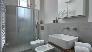 Doccia, asciugacapelli, bidet, asciugamani