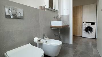 Doccia, asciugacapelli, bidet, asciugamani