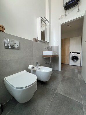 Doccia, asciugacapelli, bidet, asciugamani
