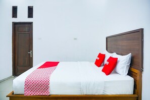 Room - Luxury Deluxe DBL Retreat W/ Free WiFi and Parking (Bandar Lampung)