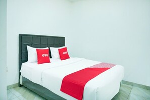 Room - Luxury Deluxe DBL Retreat W/ Free WiFi and Parking (Bandar Lampung)