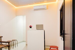 Interior - Luxury Deluxe DBL Retreat W/ Free WiFi and Parking (Bandar Lampung)