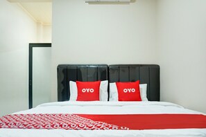 Room - Luxury Deluxe DBL Retreat W/ Free WiFi and Parking (Bandar Lampung)