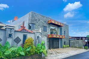Exterior - Luxury Deluxe DBL Retreat W/ Free WiFi and Parking (Bandar Lampung)