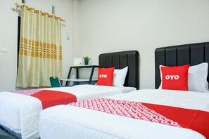 Room - Luxury Deluxe DBL Retreat W/ Free WiFi and Parking (Bandar Lampung)