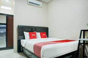 1 bedroom, desk