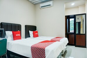 Room - Luxury Deluxe DBL Retreat W/ Free WiFi and Parking (Bandar Lampung)