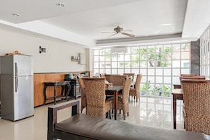 Dining - Cozy Standard Double Stay W/ Free WiFi and Parking (Bali)