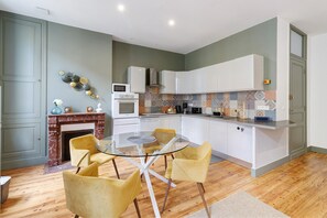 Fridge, microwave, oven, stovetop - Cosy Apartment in Eymet - Air Conditioned for 4 people - Trois Cles (Eymet)