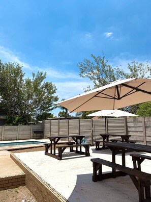 Outdoor dining - Malkhon Guesthouse: Cleaner, Safe, Central - Your Perfect Base. Family Freindly (Newcastle)