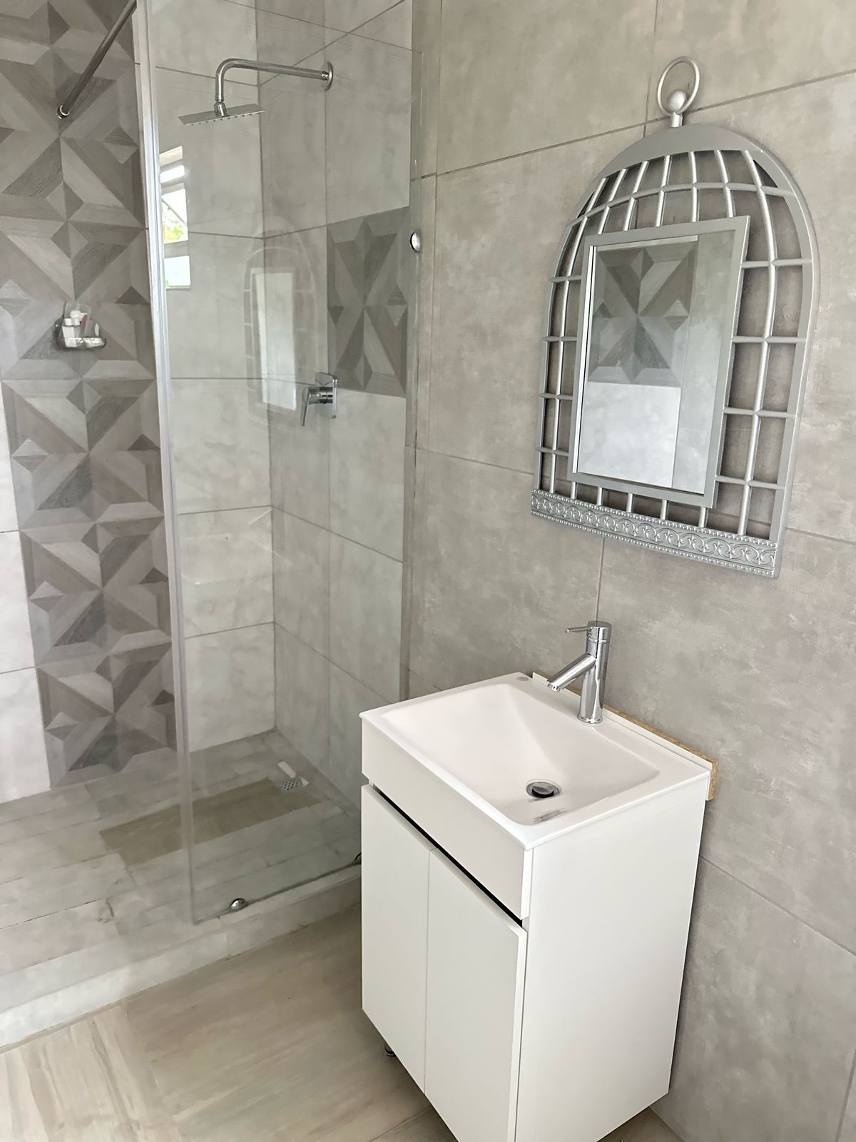 Douche, serviettes fournies, savon, papier toilette
