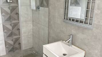 Douche, serviettes fournies, savon, papier toilette