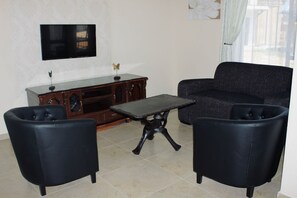 Living area - Malkhon Guesthouse: Cleaner, Safe, Central - Your Perfect Base. Family Freindly (Newcastle)