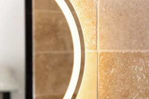 Un gros plan d’un mur orné d’un luminaire circulaire.