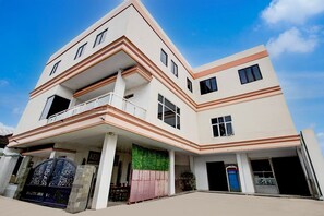 Holiday Home Exterior [summer] - Cozy Single Escape with Free WiFi and Parking (Balikpapan)