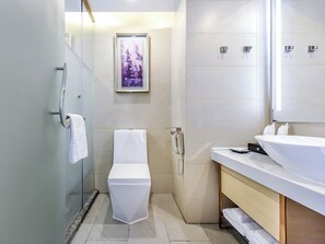 Comfort Triple Room, City View | Bathroom - Lavande Hotel Tianmenshan Branch (Zhangjiajie)