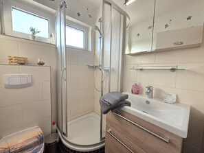 Shower, hair dryer, towels, soap - Vacation apartment Sonnenschein - Holiday apartment Sonnenschein - Modern time-out for 2 (Norden)