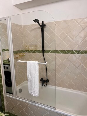 Hair dryer, towels, soap, shampoo - Le Balcon de Monaco, Panoramic sea view pool, South-facing terrace (La Turbie)