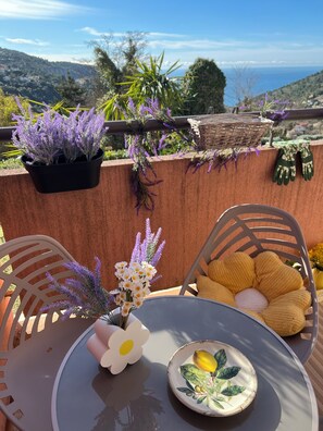 A terrace with a table, chairs, and potted plants. - Le Balcon de Monaco, Panoramic sea view pool, South-facing terrace (La Turbie)