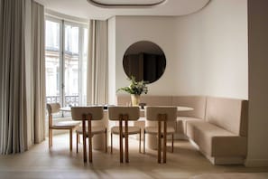 Ein modernes Wohnzimmer mit einer Couch, einem runden Tisch und vier Stühlen.