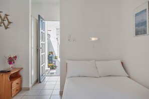 1 bedroom, WiFi, bed sheets - Room 9 at Pagali Hotel with Queen Bed (Órmos Aiyialís)