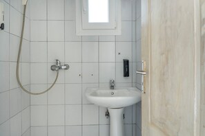 Shower, hair dryer, towels - Room 9 at Pagali Hotel with Queen Bed (Órmos Aiyialís)