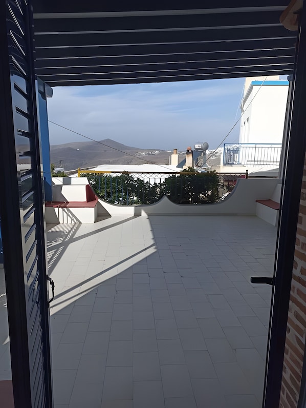 Interior - Room 7 at Pagali Hotel with King Bed (Órmos Aiyialís)