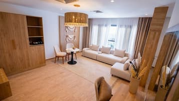 Executive Suite | Minibar, in-room safe, iron/ironing board, free WiFi