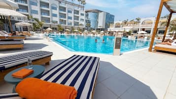 2 outdoor pools