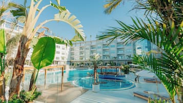 2 outdoor pools