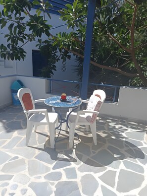 Outdoor dining - Room 6 at Pagali Hotel in Amorgos (Órmos Aiyialís)