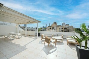 Outdoor dining - Lovely 3BR Penthouse in Shenkin area by HolyGuest (Tel Aviv-Yafo)