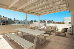 Outdoor dining - Lovely 3BR Penthouse in Shenkin area by HolyGuest (Tel Aviv-Yafo)