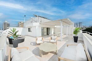 Terrace/patio - Lovely 3BR Penthouse in Shenkin area by HolyGuest (Tel Aviv-Yafo)