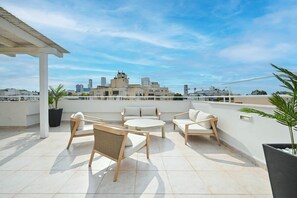 Terrace/patio - Lovely 3BR Penthouse in Shenkin area by HolyGuest (Tel Aviv-Yafo)