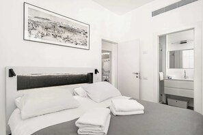 2 bedrooms, iron/ironing board, travel cot, WiFi - Bright 2BR Apartment Near Beach by HolyGuest (Tel Aviv-Yafo)