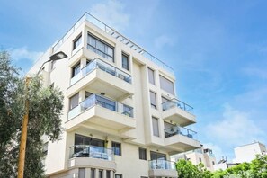 Exterior - Garden Kalisher 3BR near the Beach by HolyGuest (Tel Aviv-Yafo)